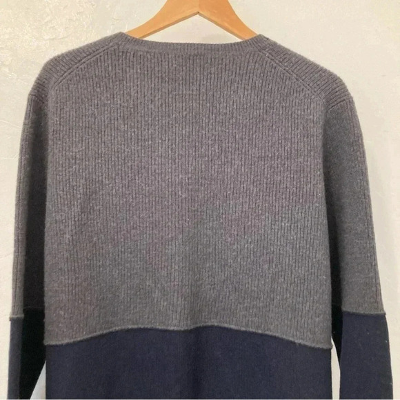 Vince. Women’s Size XL 100% Wool Popover V-Neck Pullover Sweater Gray/Navy - Picture 5 of 10